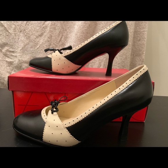 NIB Aerosoles Black Ivory Tie Spectator Pumps - Picture 4 of 4